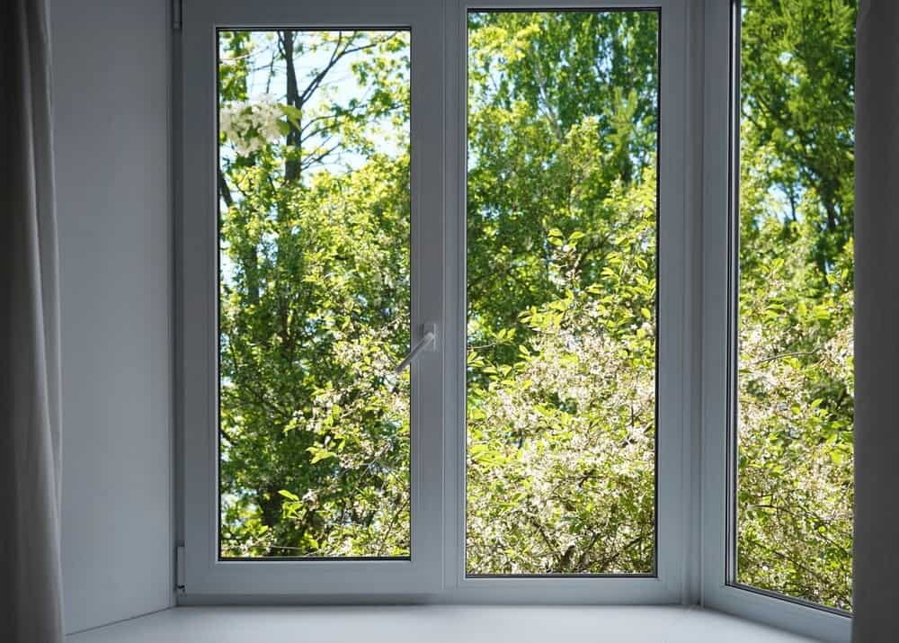 Nowoczesne okna z widokiem na drzewa wiosną
