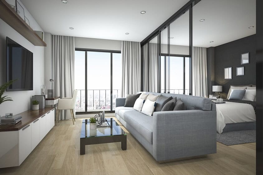 Nowoczesny salon z dużymi przeszkleniami i widokiem na miasto