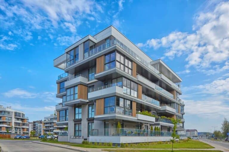 Apartamentowiec z dużymi oknami i balkonami