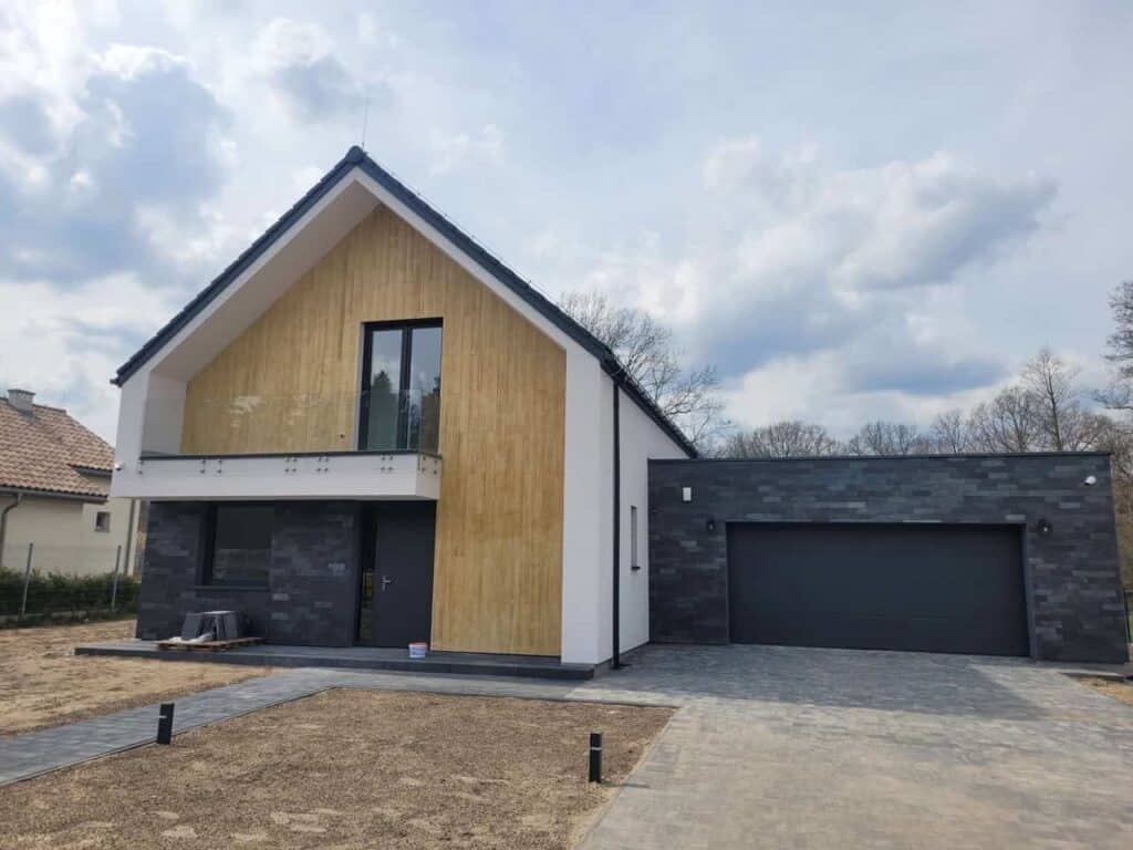 Nowoczesny dom jednorodzinny z czarną stolarką Schüco – realizacja Raven Okna