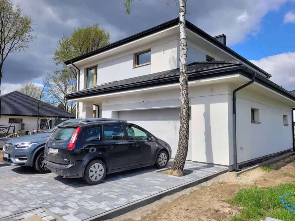 Dom z garażem i oknami Schüco – realizacja Raven Okna