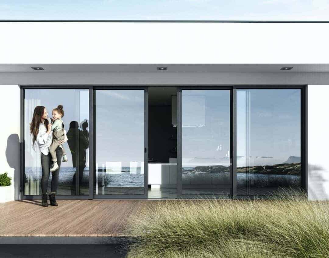 Drzwi przesuwne Schüco LivIngSlide w kolorze antracytowym – nowoczesna elewacja z tarasem