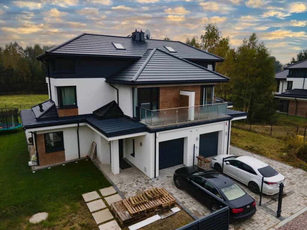Widok z lotu ptaka na nowoczesny dom bliźniak z oknami Schüco