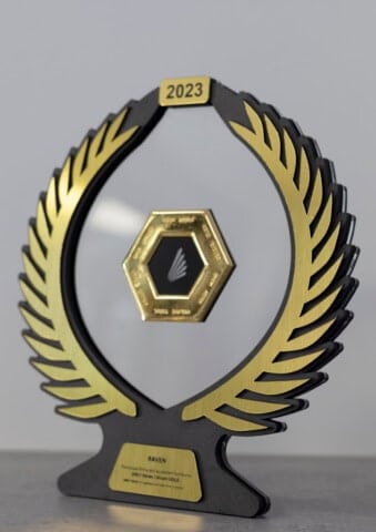 Złota statuetka Orły Okien i Drzwi 2023 dla firmy Raven