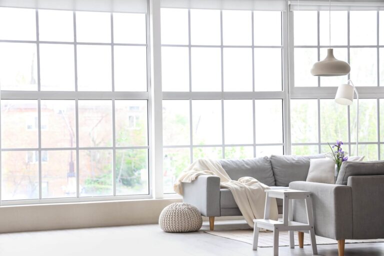 Jakie okucia i detale wpływają na estetykę dużych okien